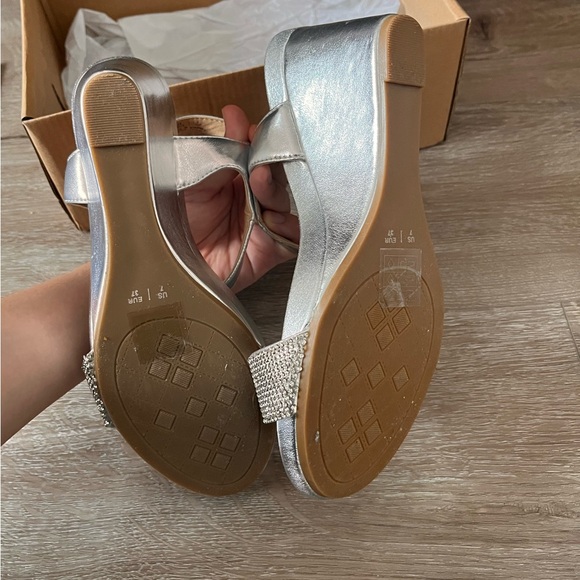 CityClassified Silver Heels size 7 - Picture 5 of 5